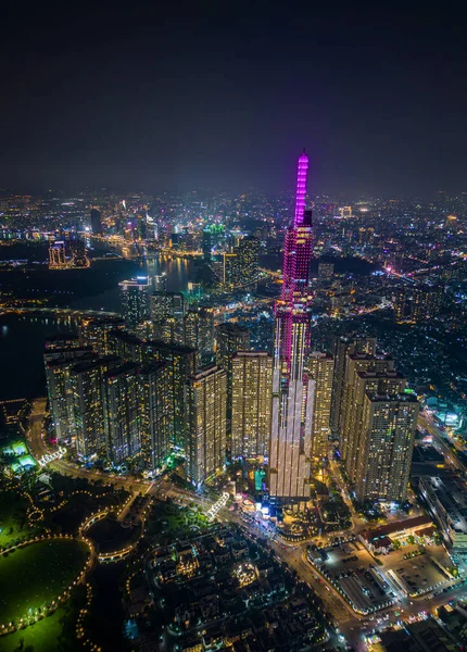 Vietnam 'da kentsel ufuk çizgisinde parıldayan gökdelen ve modern gökdelenlerle Ho Chi Minh City' nin gece hava manzarası..