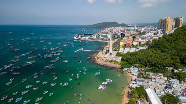 Renkli balıkçı tekneleri, turkuaz su ve Vietnam 'daki teleferik ile Phu Quocs sahil kasabasının hava manzarası. Vietnam 'da tropik deniz manzarası ve canlı deniz manzarası.