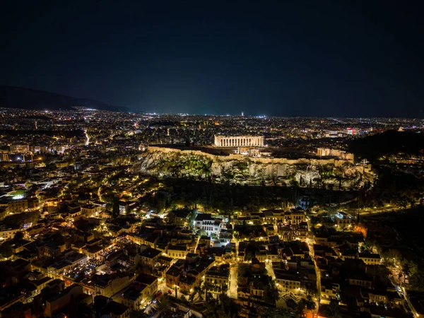 Atina kentinin insansız hava aracı görüntüsü, Yunanistan 'daki aydınlanmış Akropolis, Parthenon, antik harabeler ve kentsel ışıklarla geceleyin yükseliyor