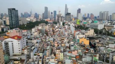 Ho Chi Minh City 'nin gökdelenlerle çelişen yoğun alçak binalarıyla gökdelenler, Vietnam' ın gökdelenleri. Kentsel büyüme, karşıtlık ve mimari temalar.