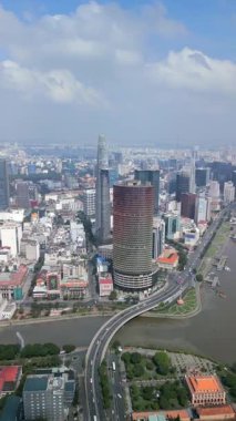 Ho Chi Minh şehrinin insansız hava aracı görüntüsü modern binalar, trafik nehir yolu, şehir trafiği ve Vietnam Saigon Nehri boyunca gelişim.