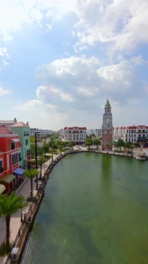 Renkli liman kenti üzerinde renkli FPV insansız hava aracı uçuşu. Kanal, pastel binalar ve Vietnam 'daki Phu Quoc Adası' ndaki saat kulesi. Turizm, tatil beldesi ve tatil beldesi tanıtımı için sahne gezisi.