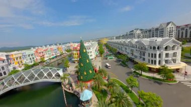 FPV renkli deniz kenti üzerinde Phu Quoc Adası, Vietnam 'daki renkli kanal ve pastel binalar üzerinde uçuyor. Turizm, tatil beldesi ve tatil beldesi tanıtımı için sahne gezisi