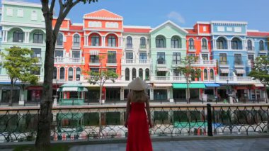 Grand World 'de, Phu Quoc Adası, Vietnam' da renkli kanal bölgesini keşfeden bir turist. Akdeniz tarzı mimari, canlı tatil beldesi atmosferi ve modern seyahat beldesi.