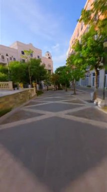 Phu Quoc Adası, Vietnam 'daki Sunset Town' dan geçen FPV insansız hava aracı. Pastel sokaklar boyunca pürüzsüz hava hareketleri ve tropikal sahil beldelerinde Akdeniz tarzı mimari.