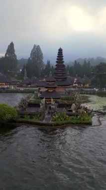 Endonezya 'daki Bali gölündeki ikonik Ulun Danu Beratan Tapınağı' nın hava görüntüsü. Sakin su ve huzurlu tropikal çevre.