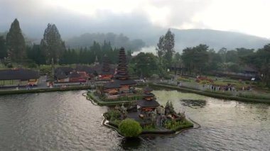 Endonezya 'daki Bali gölündeki ikonik Ulun Danu Beratan Tapınağı' nın hava görüntüsü. Sakin su ve huzurlu tropikal çevre.