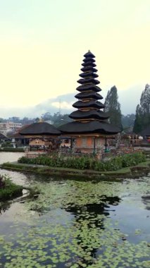 Endonezya 'daki Bali gölündeki ikonik Ulun Danu Beratan Tapınağı' nın hava görüntüsü. Sakin su ve huzurlu tropikal çevre.