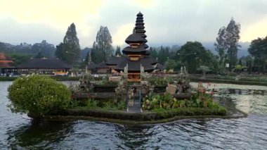 Endonezya 'daki Bali gölündeki ikonik Ulun Danu Beratan Tapınağı' nın hava görüntüsü. Sakin su ve huzurlu tropikal çevre.