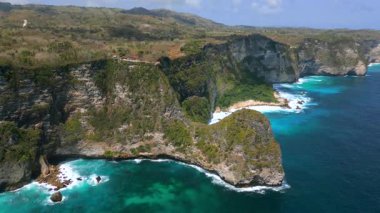 Endonezya, Bali 'deki Nusa Penida Adası' ndaki uçurumların ve turkuaz suyun havadan görünüşü. Seyahat, doğa ve tropikal cennet temaları için muhteşem bir manzara..