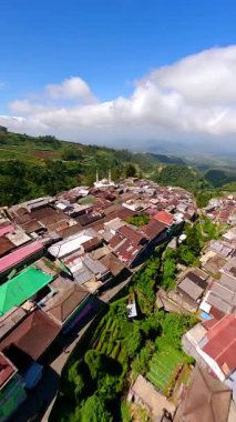 Merkezi Java, Endonezya 'daki Sumbing Dağı' nın yamaçlarındaki kırsal köy üzerinde sinematik FPV uçuşları, yeşil tarlalar, geleneksel evler ve teraslı tarım arazileriyle çevrili yamaç camii yer alıyor..