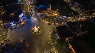 Yogyakarta Endonezya 'daki Tugu Anıtı' nda yoğun şehir kavşağının gece uçuşları. Aydınlatılmış caddeleri olan şehir hayatı Güneydoğu Asya 'da araçlar ve hareketli gece hayatı