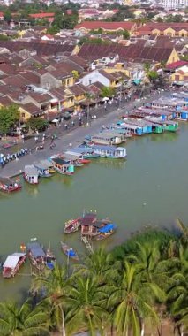 Hoi 'nin havadan görünüşü. Nehir kıyısında eski bir kasaba. Geleneksel mimari, renkli çatılar, tekneler ve Vietnam' ın en ünlü miras noktalarından birinde canlı nehir kenarı yaşamı barındırıyor..
