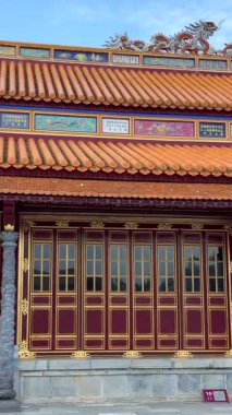 Geleneksel fayanslı çatı, dekoratif unsurlar ve tarihi Vietnam mimarisinin yer aldığı Vietnam 'ın başkenti Hue' da süslü bir saray cephesinin ayrıntılı görüntüsü..