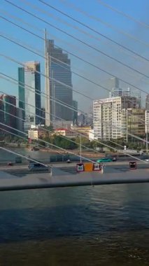 Ho Chi Minh şehrinin hava görüntüsü kablo destekli köprüden görülüyor. Modern gökdelenler, şehir trafiği ve Vietnam 'daki Saigon Nehri.