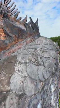 Hue, Vietnam 'daki ikonik ejderha su parkında FPV insansız hava aracı uçuşu. Orta Vietnam, Güneydoğu Asya 'da ünlü terk edilmiş kent simgesi ve popüler seyahat merkezi.