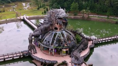 Hue, Vietnam 'daki terk edilmiş su parkındaki ikonik ejderha yapısının hava görüntüsü. Yeşil göl üzerinde dramatik bir dönüm noktası yükseliyor, Vietnam 'ın merkezinde gizemli bir seyahat noktası..