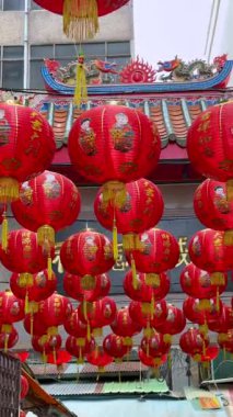 Çin mahallesindeki Bangkok 'ta Yeni Yıl kutlamaları sırasında asılı kırmızı Çin fenerleri. Geleneksel şenlik dekorasyonu Asya kültüründe şans, refah ve mutluluğu simgeliyor..