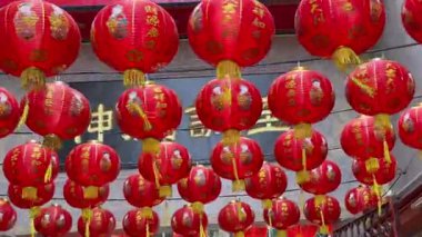 Çin mahallesindeki Bangkok 'ta Yeni Yıl kutlamaları sırasında asılı kırmızı Çin fenerleri. Geleneksel şenlik dekorasyonu Asya kültüründe şans, refah ve mutluluğu simgeliyor..