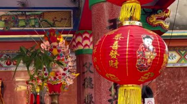 Çin Mahallesi Bangkok, Tayland 'da tütsü çubukları, adaklar ve kırmızı fenerli geleneksel Çin türbesi sunağı. Altın süslemeler ve ayin unsurları ruhani bağlılığı ve Asya kültürünü yansıtıyor.