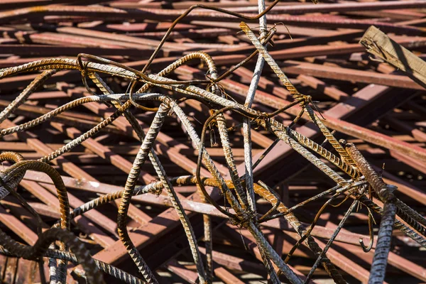 Tondino in acciaio con molte ruggine — Foto Stock