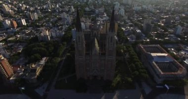 -Katedral açık üzerinde uçan robot