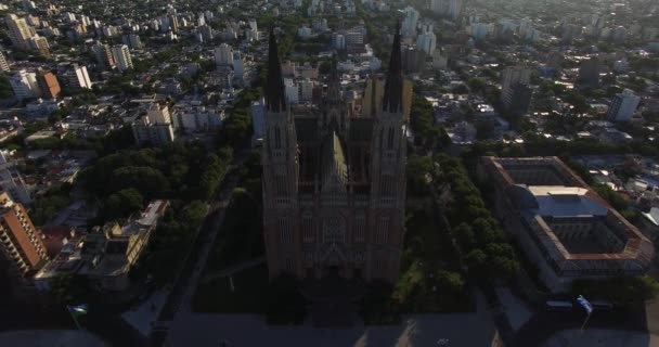 DRONE - Volando sobre el frente de la catedral — Vídeo de stock