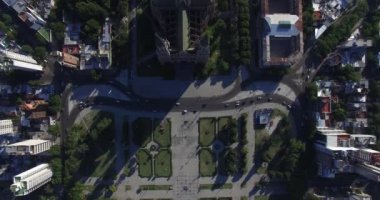 -Bir Katedrali, Park ve şehrin geri kalanına üzerinde uçan robot