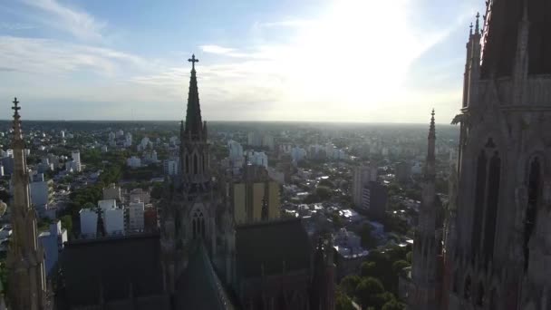 Drone - dak en torens van een gotische kathedraal beklimmen — Stockvideo