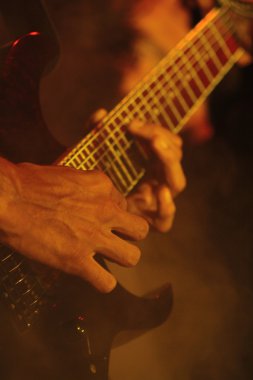 Gitarist rock konserinde sahne