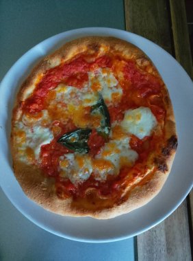 Domates peynirli ve fesleğenli pizza.