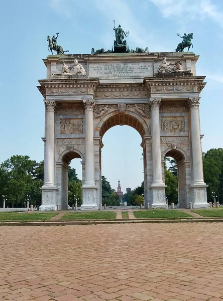 Fransa 'nın Paris şehrinin ulusal parkında kemer.