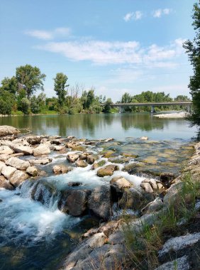Parktaki güzel şelale