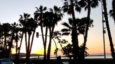 Denizin üzerinde güzel bir gün batımı