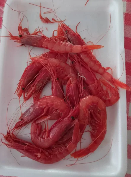 Kırmızı ve beyaz soslu taze karides.