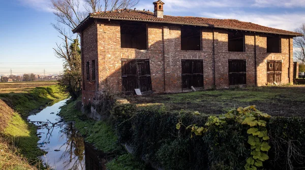 Kırsalda terk edilmiş bir ev.