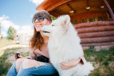 genç kadın kız beyaz köpek kot