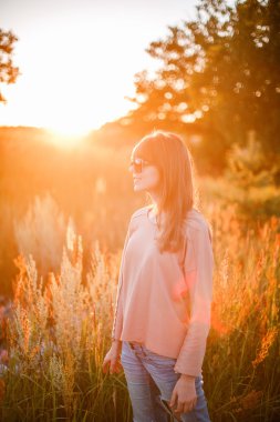 arka plan günbatımı genç modern kız.