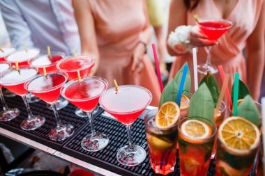 Renkli kokteyller kapatın. bir açık hava partisi. yağmur sonrası