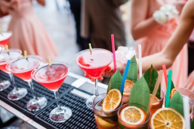 Renkli kokteyller kapatın. bir açık hava partisi. yağmur sonrası