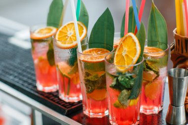 Renkli kokteyller kapatın. bir açık hava partisi. yağmur sonrası