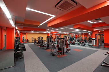 biraz insan olmadan Avrupa spor salonu kullanılır. Kırmızı renk