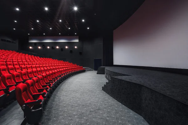 Fileiras vazias de teatro vermelho ou assentos de cinema. Cadeiras na sala de cinema. Poltrona confortável — Fotografia de Stock
