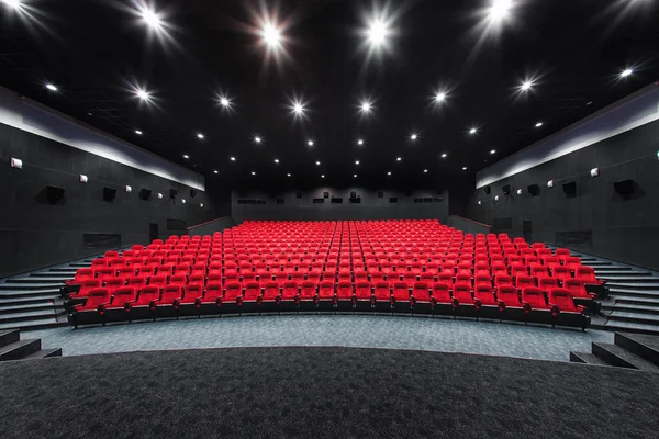 Filas vacías de asientos de cine rojo o de cine. Sillas en la sala de cine. Sillón cómodo —  Fotos de Stock
