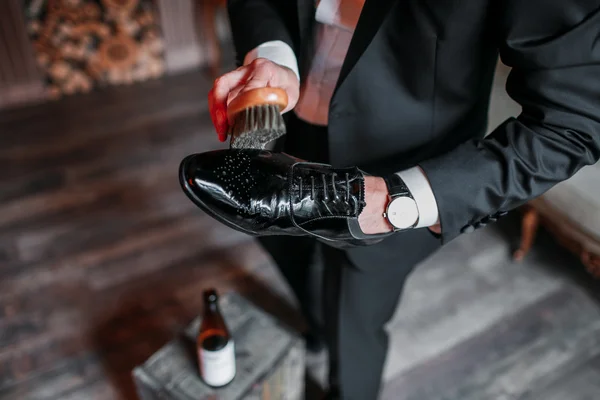 Cleaning shoes on wooden background. black shoe with a brush — Stock Photo, Image