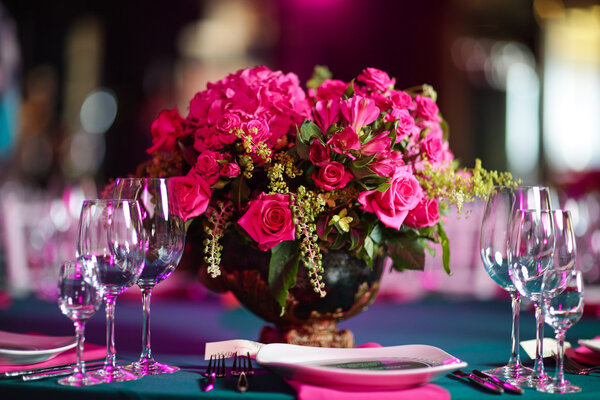 flower arrangement in bowl with pink roses and hydrangea. table setting
