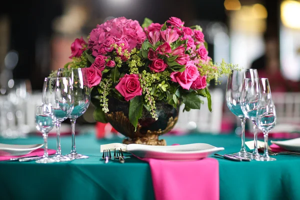 Arreglo floral en cuenco con rosas rosadas y hortensias. cuadro de ajuste — Foto de Stock