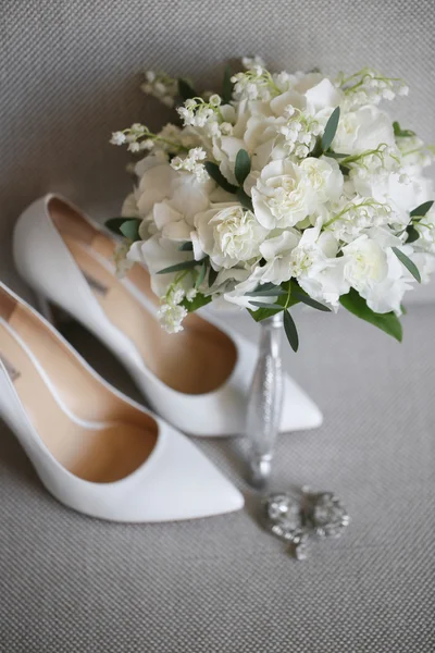 Bridal accessories: beige shoes and brides bouquet — Stock Photo, Image