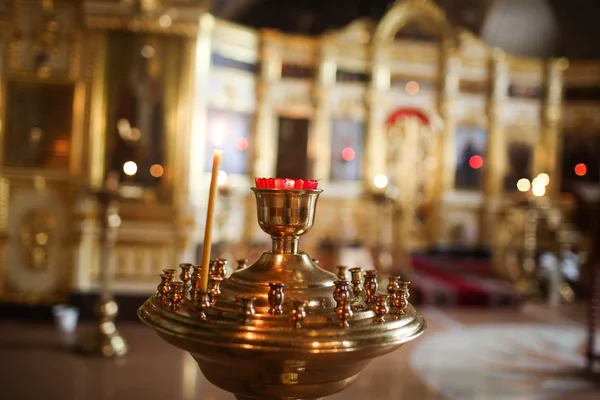 Jeune adolescent allume une bougie de l'église pour la méditation et prier . — Photo