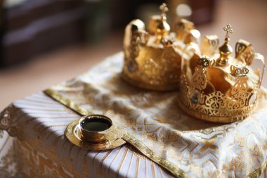 Şık düğün taç veya taç kilisede evlilik hazırlığı